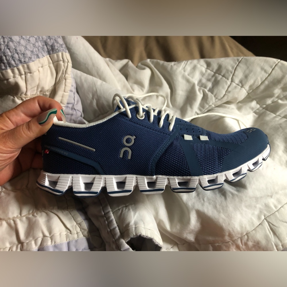 On Cloud women’s size 8 Brand new in box never been worn.